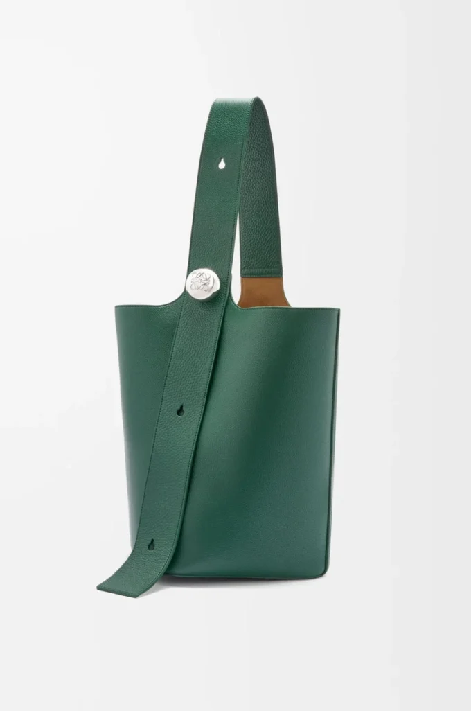 Bolso cubo Pebble grande en piel de becerro granulada flexible Evergreen Bolso cubo Pebble grande en piel de becerro granulada flexible Evergreen