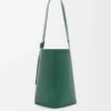 Bolso cubo Pebble grande en piel de becerro granulada flexible Evergreen Bolso cubo Pebble grande en piel de becerro granulada flexible Evergreen