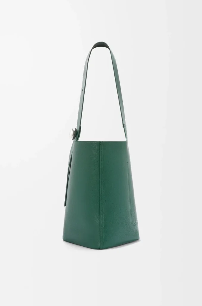Bolso cubo Pebble grande en piel de becerro granulada flexible Evergreen Bolso cubo Pebble grande en piel de becerro granulada flexible Evergreen