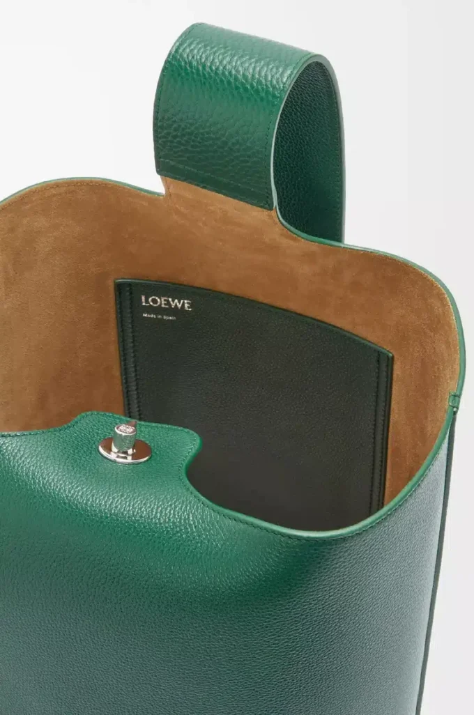 Bolso cubo Pebble grande en piel de becerro granulada flexible Evergreen Bolso cubo Pebble grande en piel de becerro granulada flexible Evergreen