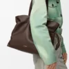 Bolso de mano Flamenco grande en piel de becerro napa Chocolate Bolso de mano Flamenco grande en piel de becerro napa Chocolate