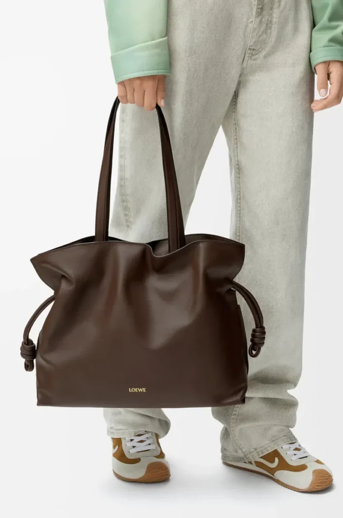 Bolso de mano Flamenco grande en piel de becerro napa Chocolate Bolso de mano Flamenco grande en piel de becerro napa Chocolate