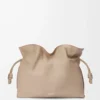Bolso de mano Flamenco grande en piel de becerro napa Sand Bolso de mano Flamenco grande en piel de becerro napa Sand
