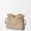 Bolso de mano Flamenco grande en piel de becerro napa Sand Bolso de mano Flamenco grande en piel de becerro napa Sand
