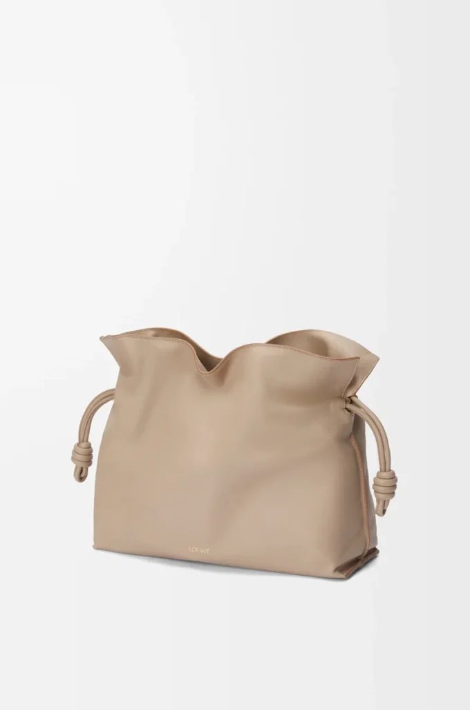 Bolso de mano Flamenco grande en piel de becerro napa Sand Bolso de mano Flamenco grande en piel de becerro napa Sand