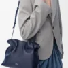 Bolso de mano Flamenco mediano en piel de becerro napa azul abismo