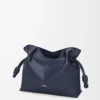 Bolso de mano Flamenco mediano en piel de becerro napa azul abismo
