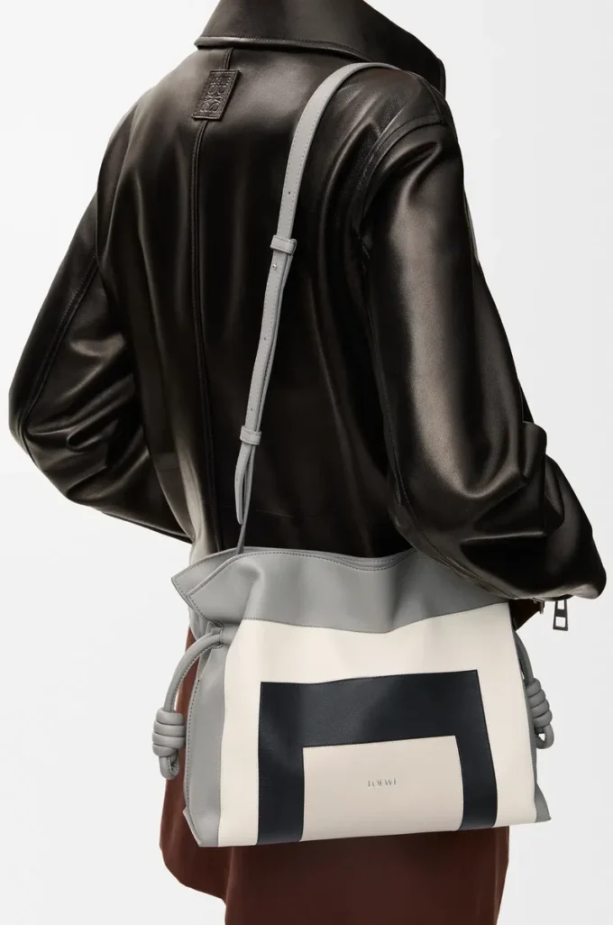 Bolso de mano Flamenco mediano en piel de becerro napa gris/rosa claro Bolso de mano Flamenco mediano en piel de becerro napa gris/rosa claro