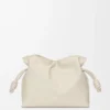 Bolso de mano Flamenco mediano en piel de becerro napa Sea Salt Bolso de mano Flamenco mediano en piel de becerro napa Sea Salt