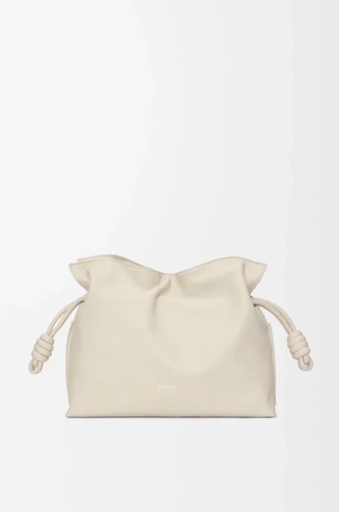 Bolso de mano Flamenco mediano en piel de becerro napa Sea Salt Bolso de mano Flamenco mediano en piel de becerro napa Sea Salt