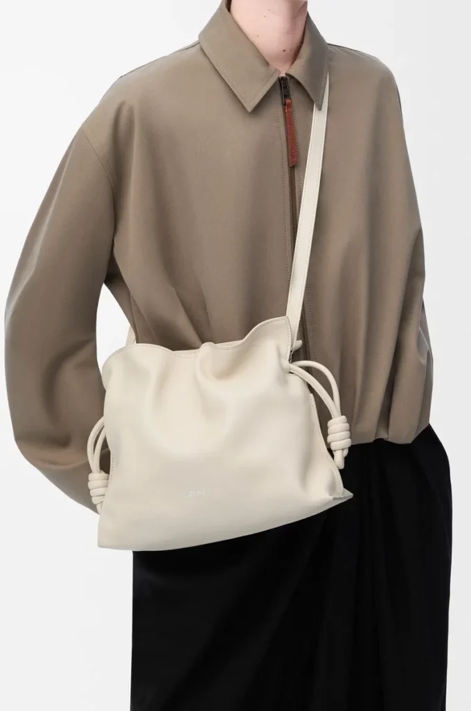 Bolso de mano Flamenco mediano en piel de becerro napa Sea Salt Bolso de mano Flamenco mediano en piel de becerro napa Sea Salt
