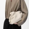 Bolso de mano Flamenco mediano en piel de becerro napa Sea Salt Bolso de mano Flamenco mediano en piel de becerro napa Sea Salt