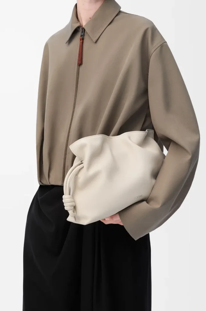 Bolso de mano Flamenco mediano en piel de becerro napa Sea Salt Bolso de mano Flamenco mediano en piel de becerro napa Sea Salt
