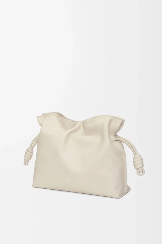 Bolso de mano Flamenco mediano en piel de becerro napa Sea Salt Bolso de mano Flamenco mediano en piel de becerro napa Sea Salt