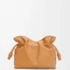 Bolso de mano Flamenco mediano en piel de becerro napa Warm Desert Bolso de mano Flamenco mediano en piel de becerro napa Warm Desert