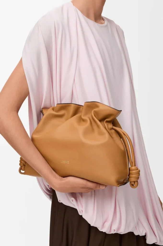 Bolso de mano Flamenco mediano en piel de becerro napa Warm Desert Bolso de mano Flamenco mediano en piel de becerro napa Warm Desert