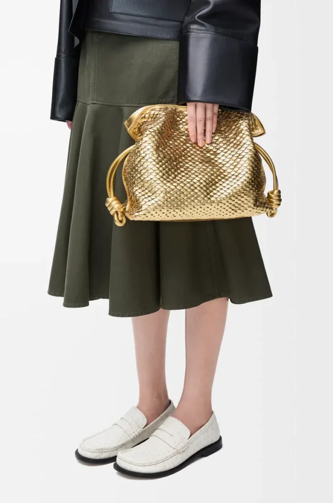 Bolso de mano Flamenco mediano en piel de cordero laminada Gold Bolso de mano Flamenco mediano en piel de cordero laminada Gold