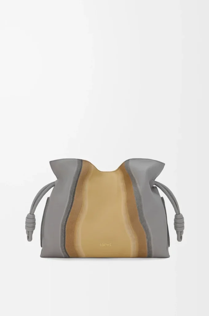 Bolso de mano Flamenco mediano Landscape en piel de becerro napa Sparkling Grey/Butter Bolso de mano Flamenco mediano Landscape en piel de becerro napa Sparkling Grey/Butter