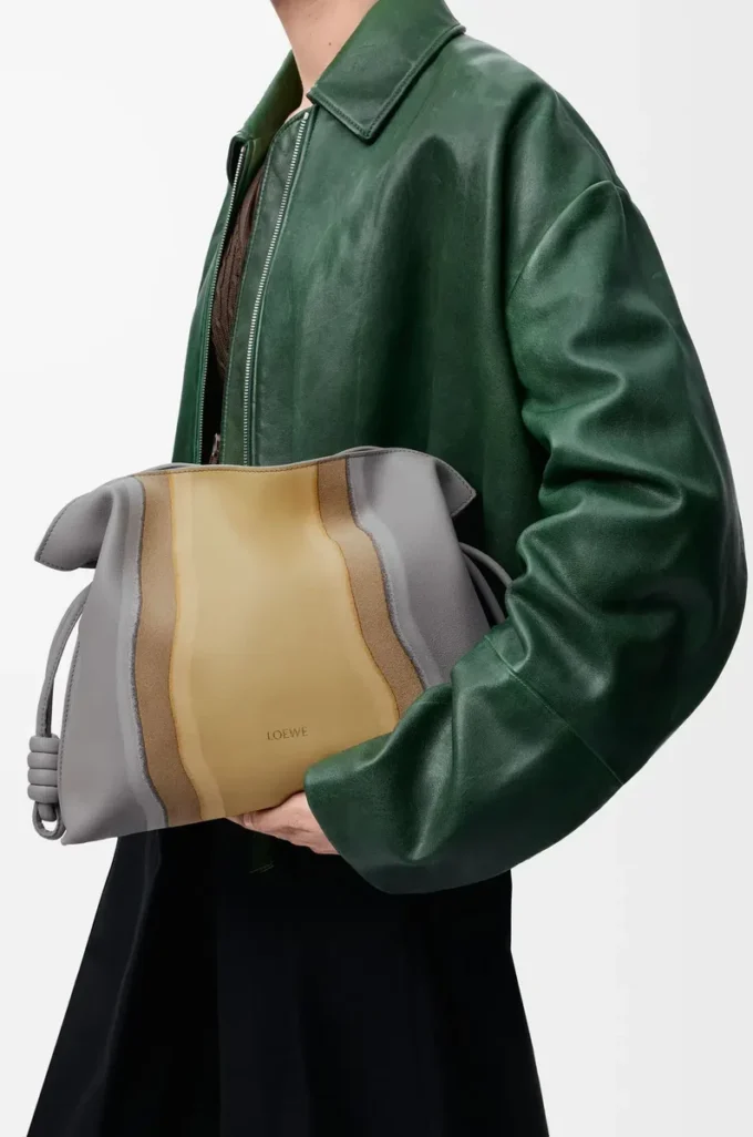 Bolso de mano Flamenco mediano Landscape en piel de becerro napa Sparkling Grey/Butter Bolso de mano Flamenco mediano Landscape en piel de becerro napa Sparkling Grey/Butter