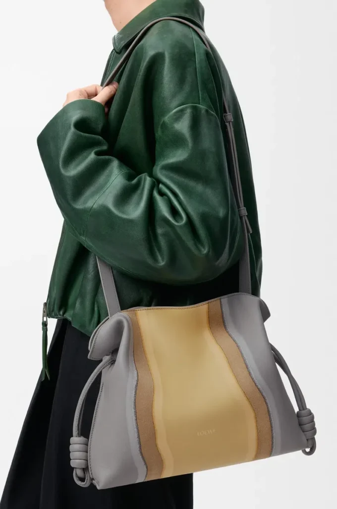 Bolso de mano Flamenco mediano Landscape en piel de becerro napa Sparkling Grey/Butter Bolso de mano Flamenco mediano Landscape en piel de becerro napa Sparkling Grey/Butter