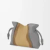 Bolso de mano Flamenco mediano Landscape en piel de becerro napa Sparkling Grey/Butter Bolso de mano Flamenco mediano Landscape en piel de becerro napa Sparkling Grey/Butter