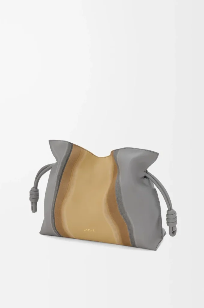 Bolso de mano Flamenco mediano Landscape en piel de becerro napa Sparkling Grey/Butter Bolso de mano Flamenco mediano Landscape en piel de becerro napa Sparkling Grey/Butter