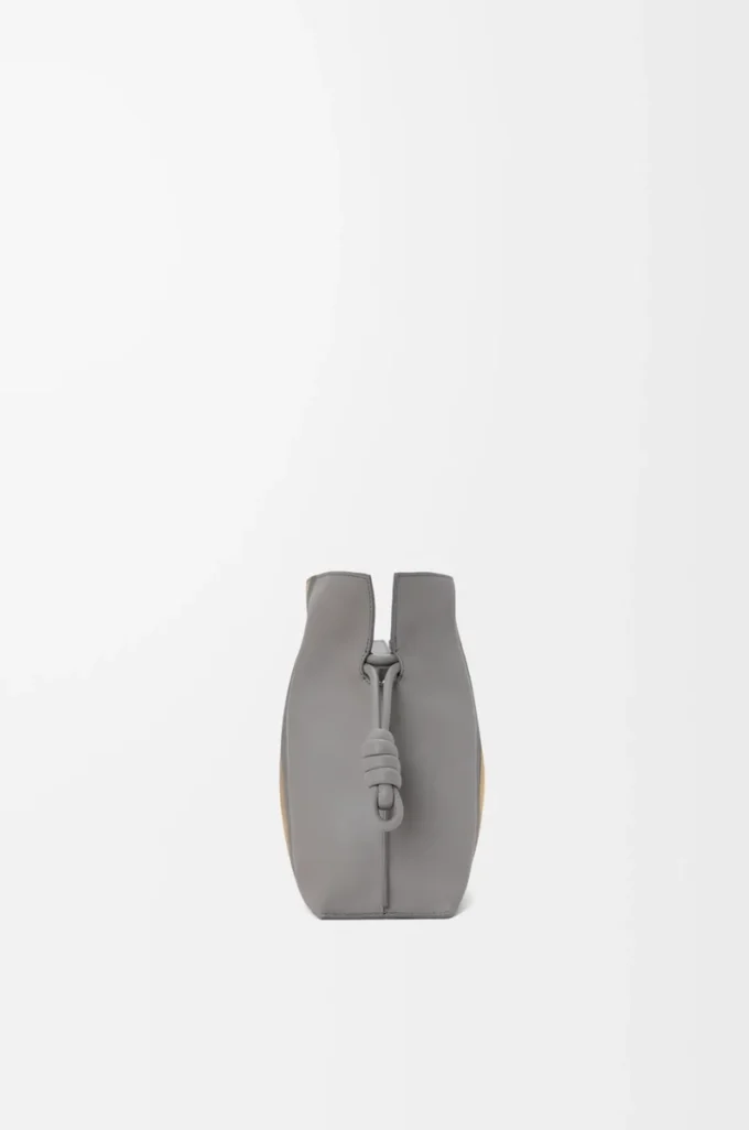 Bolso de mano Flamenco mediano Landscape en piel de becerro napa Sparkling Grey/Butter Bolso de mano Flamenco mediano Landscape en piel de becerro napa Sparkling Grey/Butter
