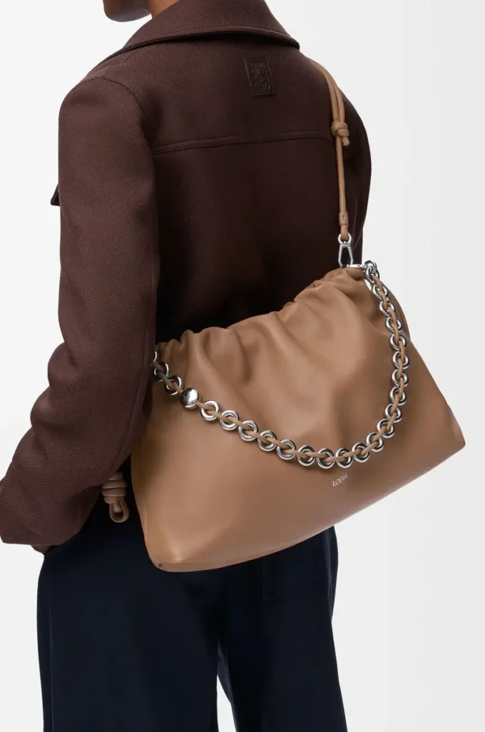 Bolso Flamenco grande en suave piel de cordero napa color moca. Bolso Flamenco grande en suave piel de cordero napa color moca.