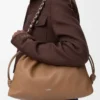 Bolso Flamenco grande en suave piel de cordero napa color moca. Bolso Flamenco grande en suave piel de cordero napa color moca.
