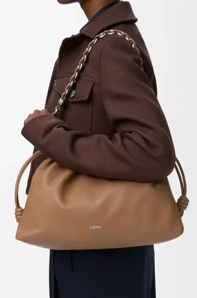 Bolso Flamenco grande en suave piel de cordero napa color moca. Bolso Flamenco grande en suave piel de cordero napa color moca.