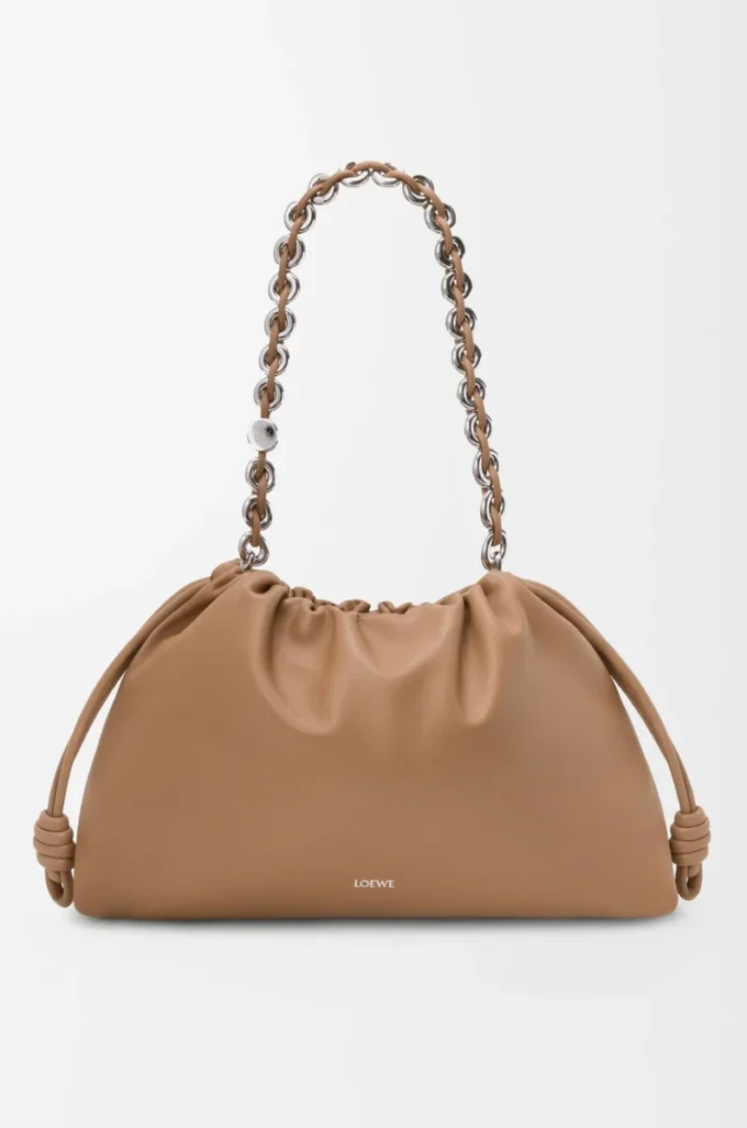 Bolso Flamenco grande en suave piel de cordero napa color moca. Bolso Flamenco grande en suave piel de cordero napa color moca.