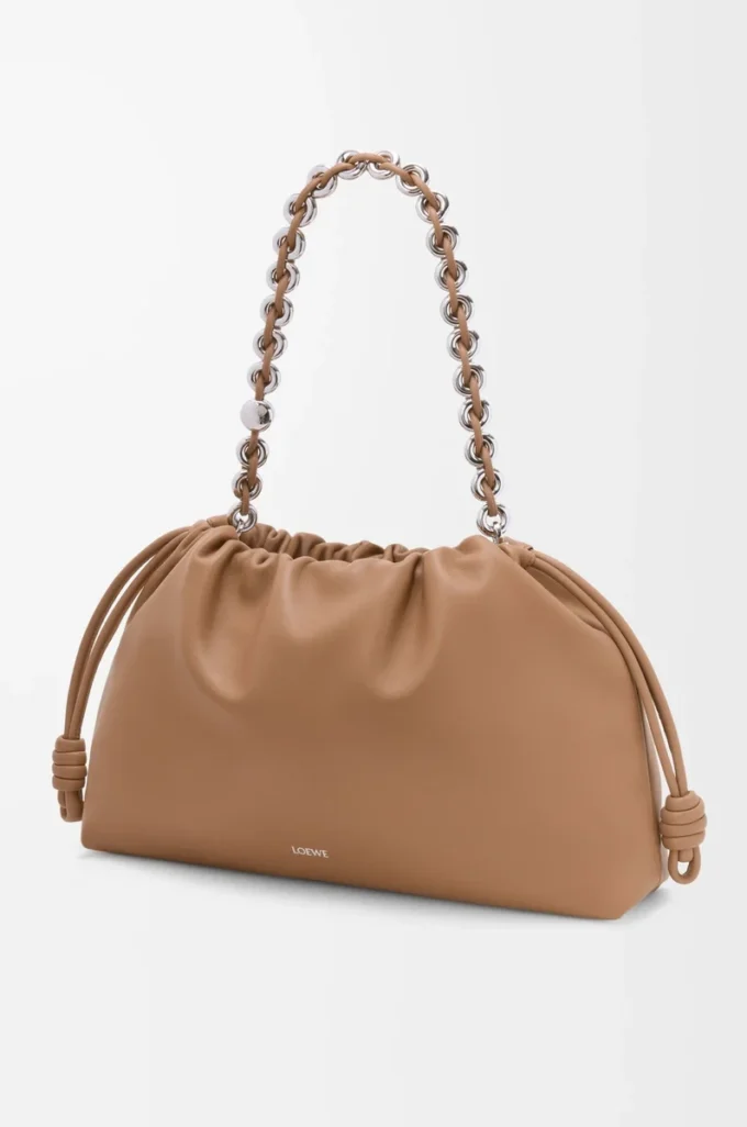 Bolso Flamenco grande en suave piel de cordero napa color moca. Bolso Flamenco grande en suave piel de cordero napa color moca.