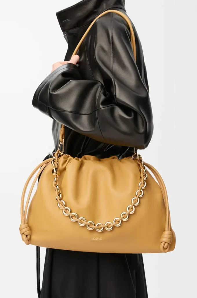 Bolso Flamenco grande en suave piel de cordero napa Sahara Bolso Flamenco grande en suave piel de cordero napa Sahara