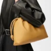 Bolso Flamenco grande en suave piel de cordero napa Sahara Bolso Flamenco grande en suave piel de cordero napa Sahara