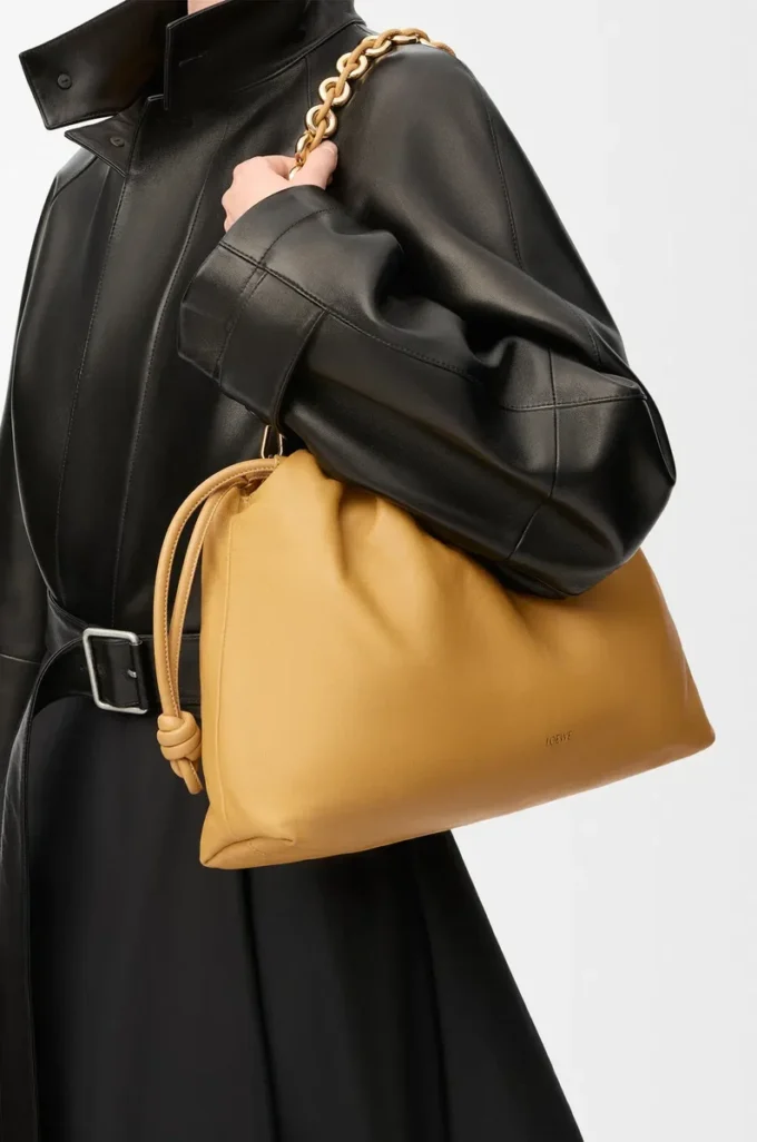 Bolso Flamenco grande en suave piel de cordero napa Sahara Bolso Flamenco grande en suave piel de cordero napa Sahara