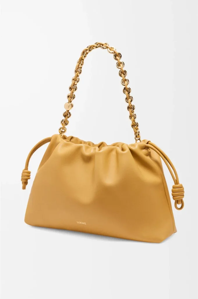 Bolso Flamenco grande en suave piel de cordero napa Sahara Bolso Flamenco grande en suave piel de cordero napa Sahara