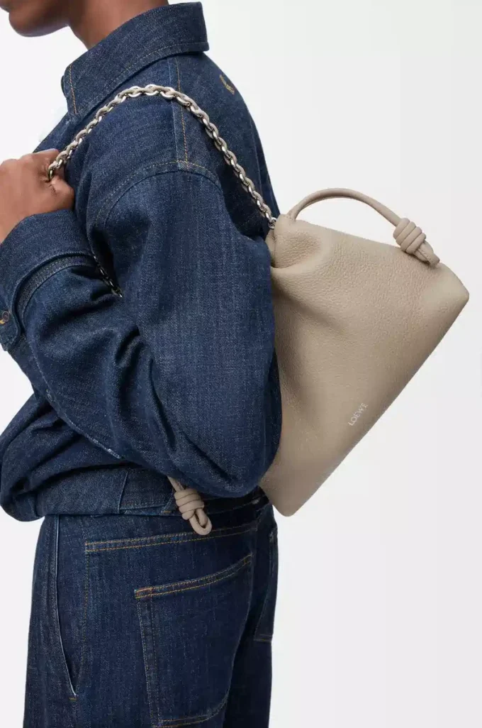 Bolso Flamenco mediano en piel de becerro de grano fino Clay Bolso Flamenco mediano en piel de becerro de grano fino Clay