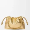 Bolso Flamenco mediano en piel de cordero laminada dorada Bolso Flamenco mediano en piel de cordero laminada dorada