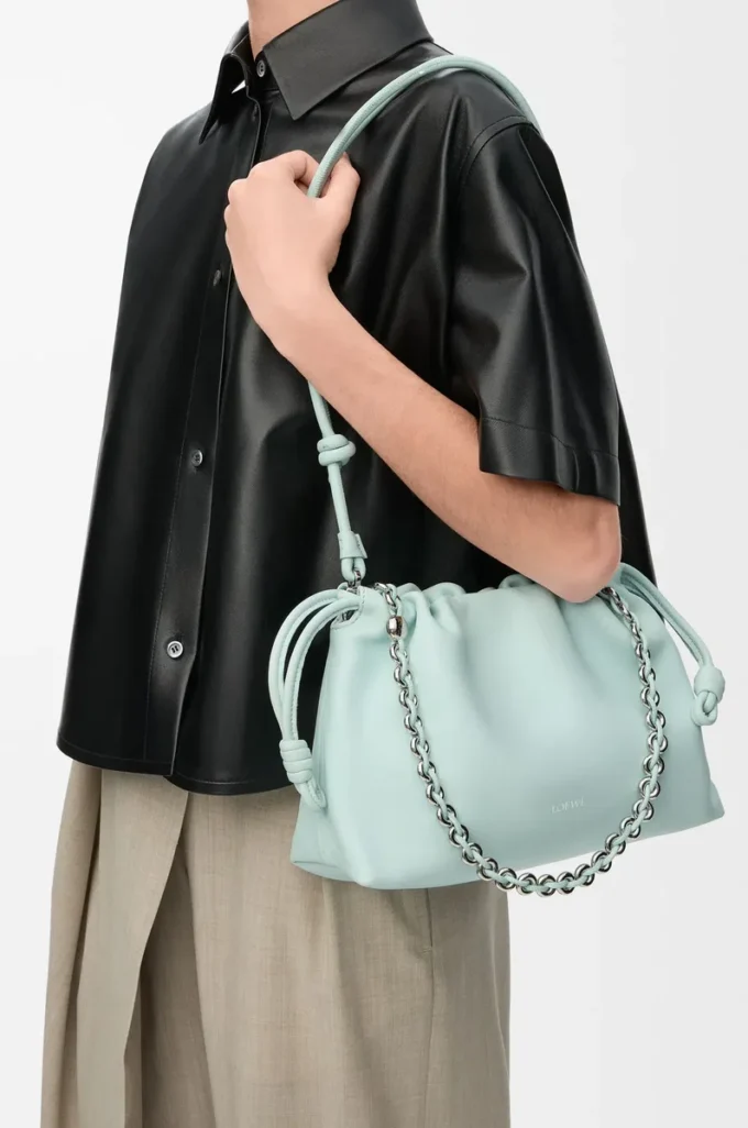 Bolso Flamenco mediano en piel de cordero napa suave color azul hielo Bolso Flamenco mediano en piel de cordero napa suave color azul hielo