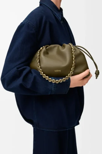Bolso Flamenco mediano en piel de cordero napa suave, color caqui oscuro