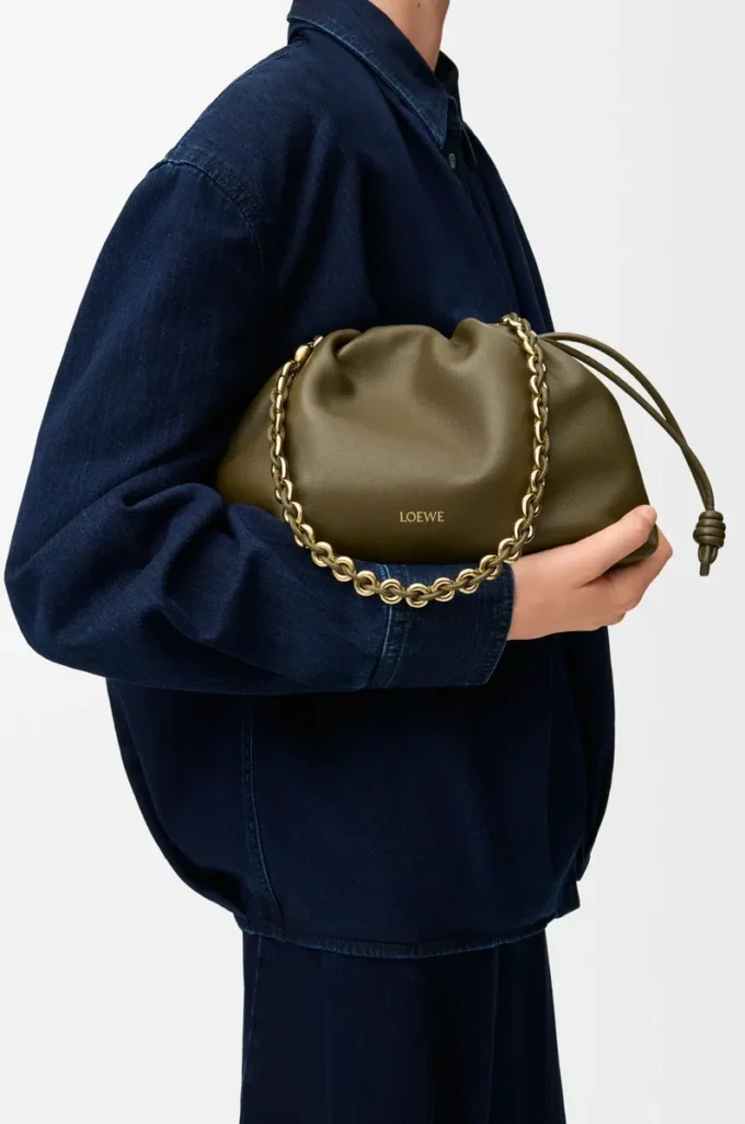 Bolso Flamenco mediano en piel de cordero napa suave, color caqui oscuro Bolso Flamenco mediano en piel de cordero napa suave, color caqui oscuro
