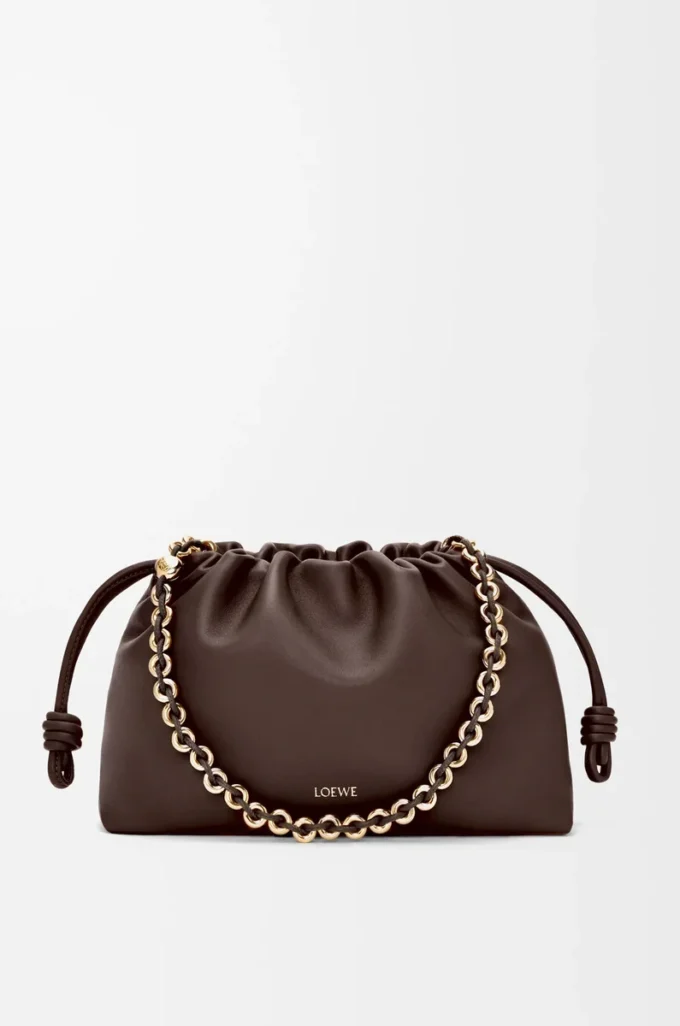 Bolso Flamenco mediano en piel de cordero napa suave color castaño oscuro Bolso Flamenco mediano en piel de cordero napa suave color castaño oscuro