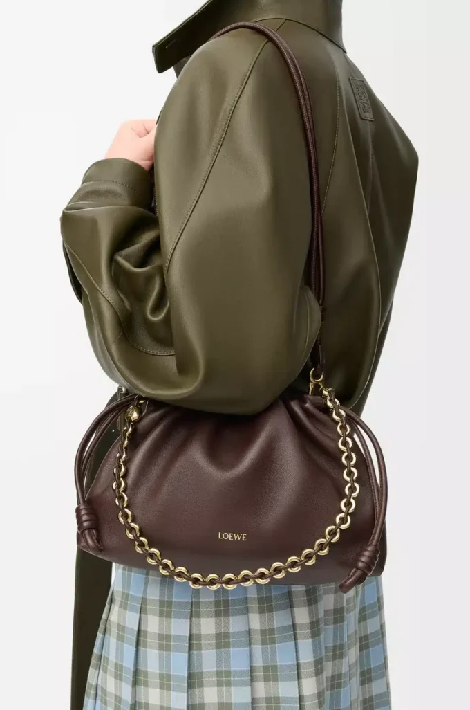 Bolso Flamenco mediano en piel de cordero napa suave color castaño oscuro Bolso Flamenco mediano en piel de cordero napa suave color castaño oscuro