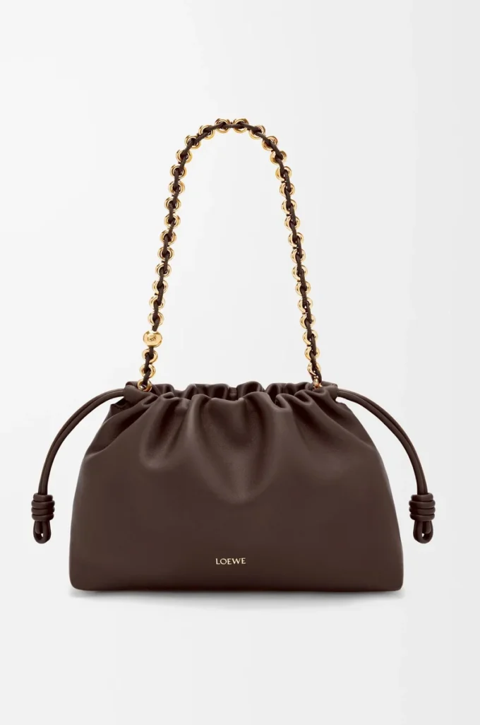 Bolso Flamenco mediano en piel de cordero napa suave color castaño oscuro Bolso Flamenco mediano en piel de cordero napa suave color castaño oscuro