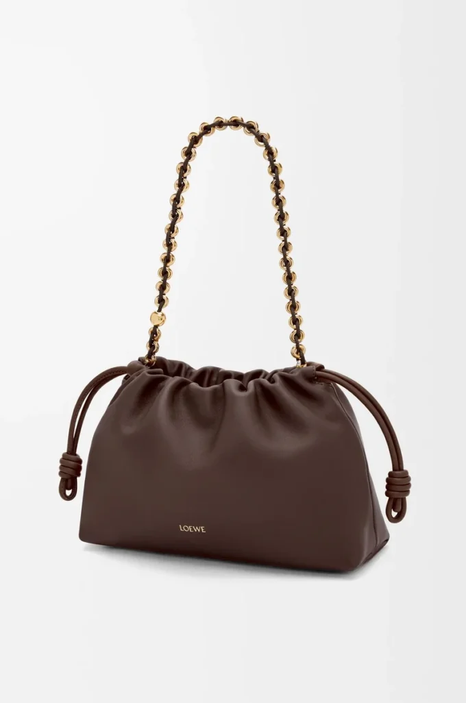 Bolso Flamenco mediano en piel de cordero napa suave color castaño oscuro Bolso Flamenco mediano en piel de cordero napa suave color castaño oscuro