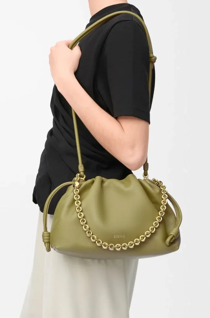 Bolso Flamenco mediano en piel de cordero napa suave color musgo claro Bolso Flamenco mediano en piel de cordero napa suave color musgo claro