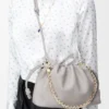 Bolso Flamenco mediano en piel de cordero napa suave gris concha Bolso Flamenco mediano en piel de cordero napa suave gris concha