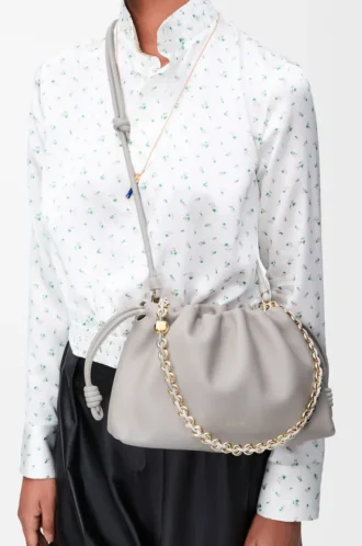 Bolso Flamenco mediano en piel de cordero napa suave gris concha