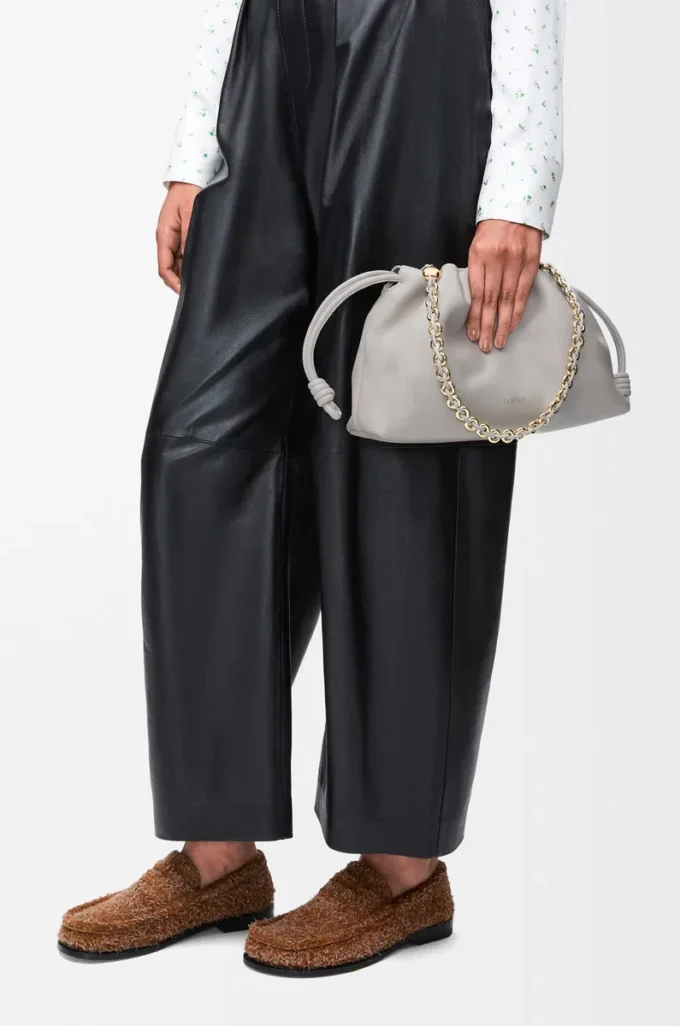 Bolso Flamenco mediano en piel de cordero napa suave gris concha Bolso Flamenco mediano en piel de cordero napa suave gris concha