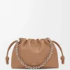 Bolso Flamenco mediano en suave piel de cordero napa color moca Bolso Flamenco mediano en suave piel de cordero napa color moca
